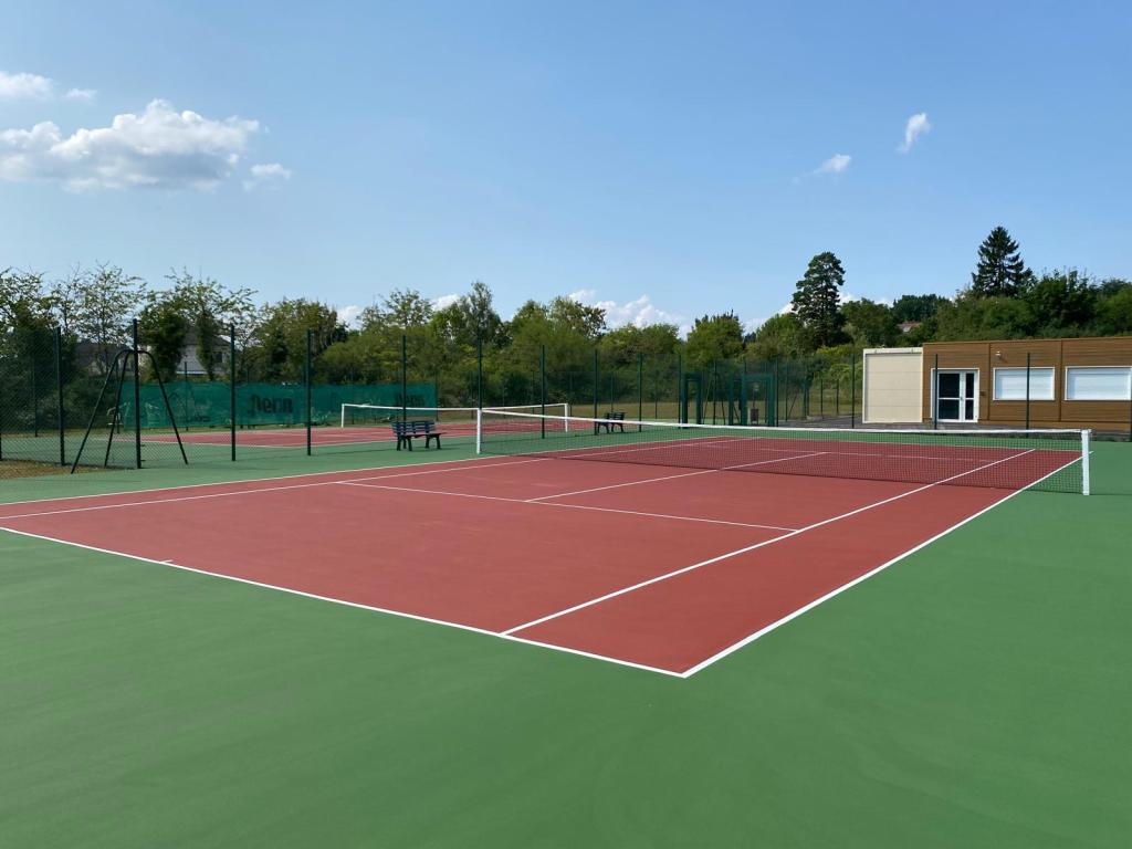 Pour vos projets de construction de terrains de tennis à Chambéry, ADN-SOL met à votre service son expertise de plus de 40 ans. Nous réalisons des courts en béton poreux, résine, gazon synthétique et autres revêtements, en garantissant des installations durables et conformes aux normes strictes de sécurité et de performance. Faites appel à nous pour des terrains de tennis à Chambéry, parfaitement adaptés à vos besoins et à la pratique du tennis.