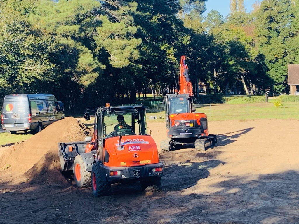 Spécialiste de la construction de terrains de tennis en Seine-et-Marne (77), nous proposons des solutions sur mesure pour des installations sportives alliant performance et durabilité. Que ce soit pour des particuliers, des clubs ou des collectivités, nous réalisons vos projets avec expertise et précision.