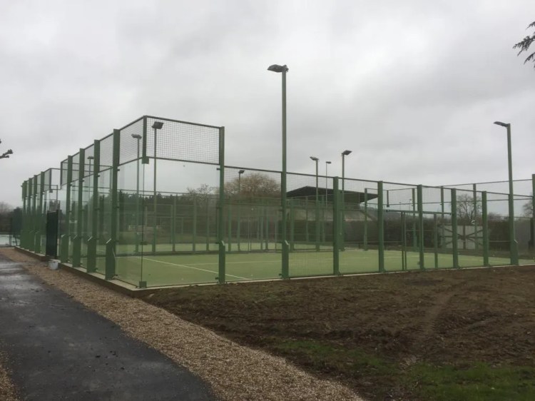 construction terrain padel réalisée par un constructeur professionnel avec structure métallique verte et éclairage intégré