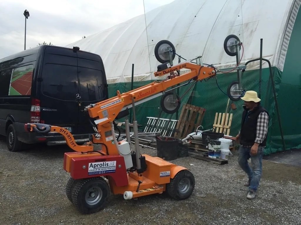 Galerie de constructions de terrains de padel réalisées par ADN-SOL, constructeur de padel en France depuis 2011 : terrains extérieurs et intérieurs avec vitrages, clôtures métalliques, éclairage LED et finitions professionnelles.