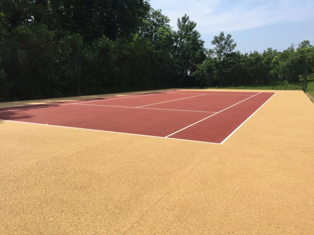 construction terrain de tennis béton poreux terminé avec marquage au sol