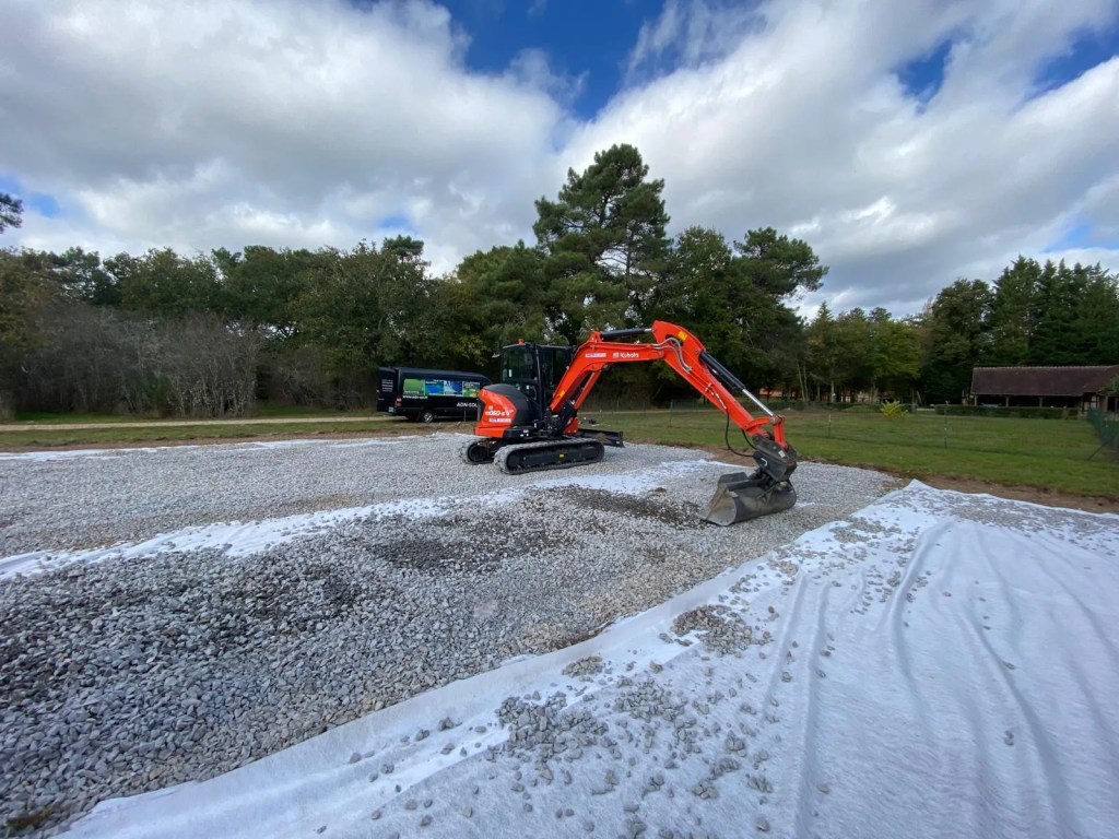 Fondation drainante d’un court de tennis réalisée par ADN SOL avec géotextile et grave drainante, système conforme à la norme NF P90-110
