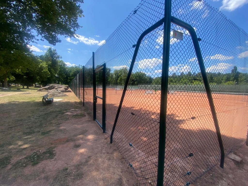 Installation de clôture pour terrain de tennis avec portillon intégré par ADN-SOL