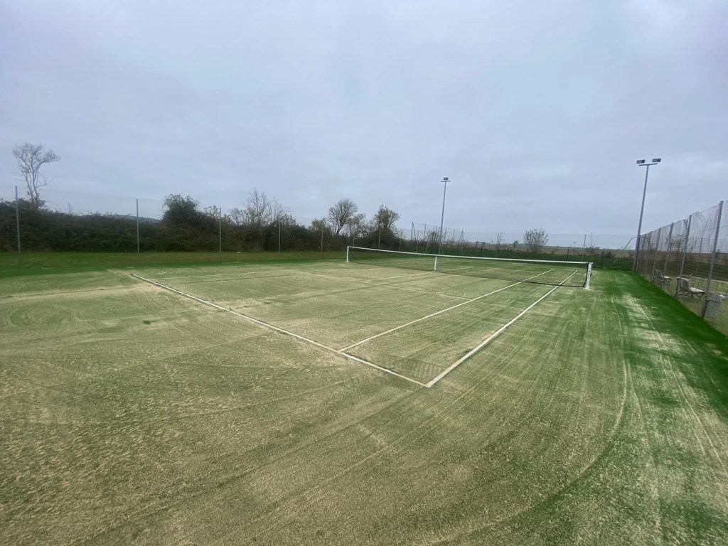 Construction court de tennis en gazon synthétique extérieur par ADN-SOL
