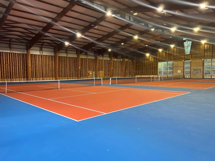Construction de court de tennis intérieur en résine bicolore par ADN-SOL