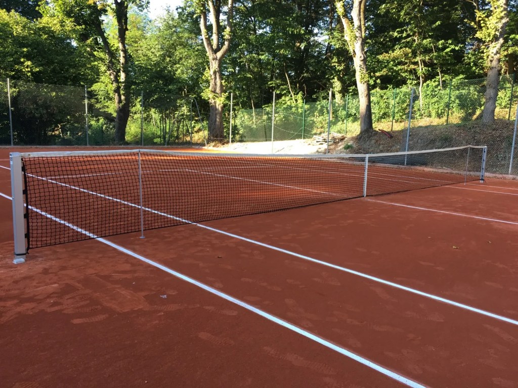 Construction de terrain de tennis en terre battue synthétique par ADN-SOL