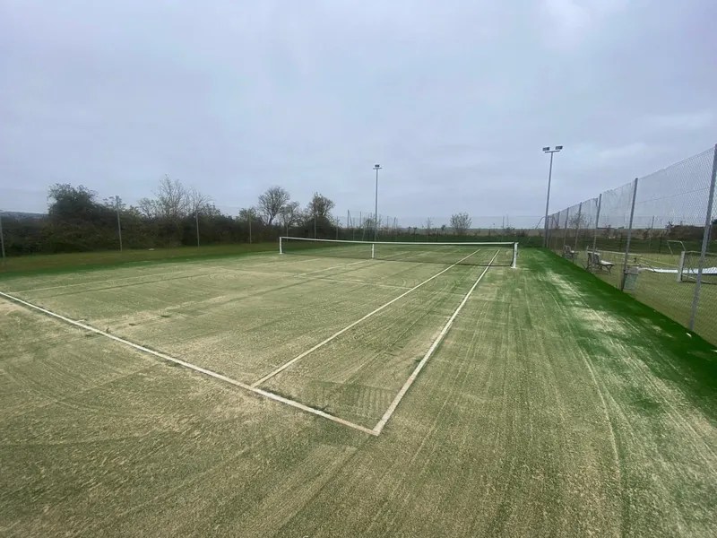 Construction d'un court de tennis en gazon synthétique homologué ITF par ADN SOL